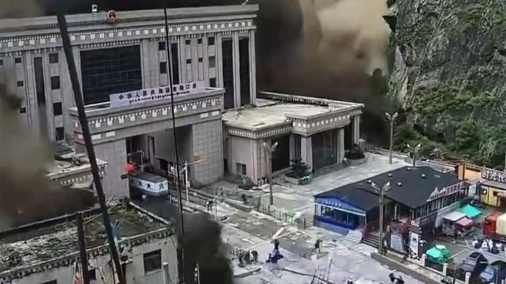 بالفيديو- طوفان يجرف الحجر والبشر في النيبال