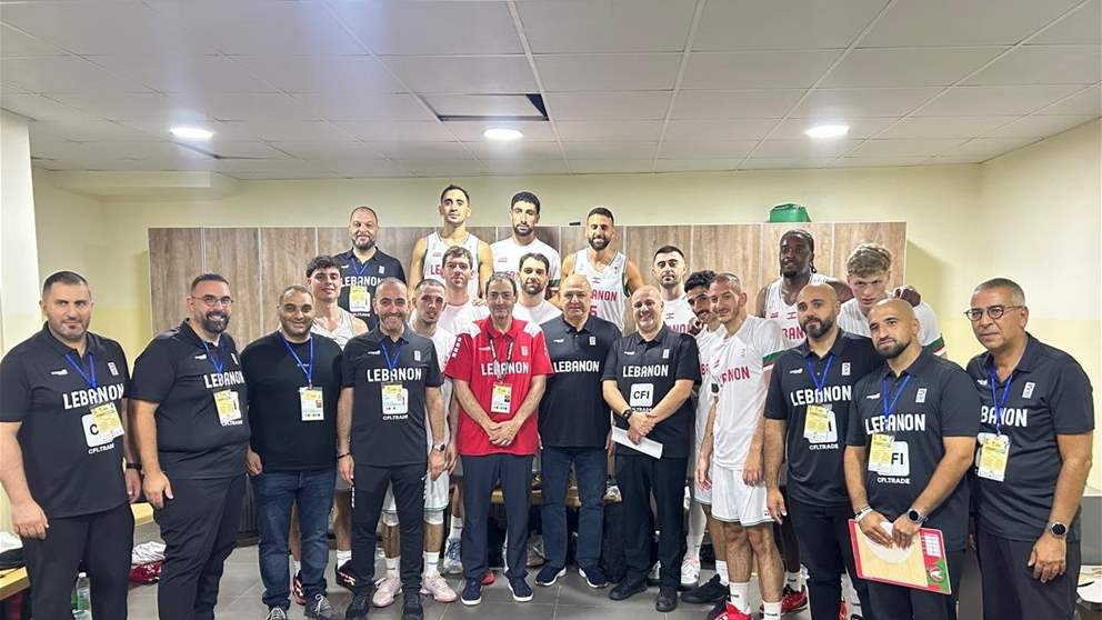الرئيس عون بين لاعبي منتخب لبنان (صورة)