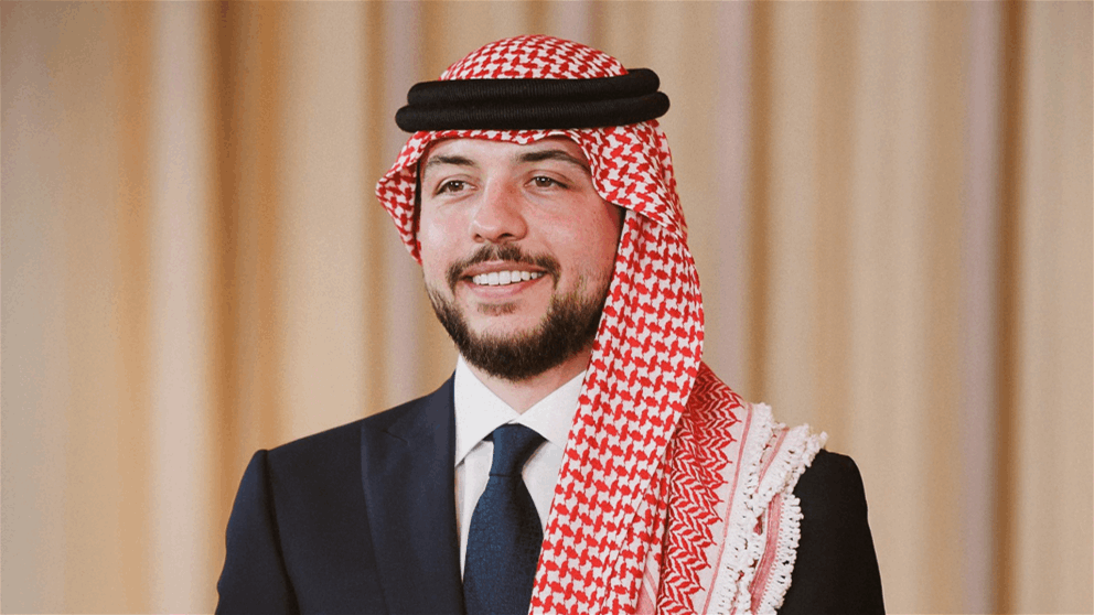 الأمير الحسين يخطف الأنظار مع ابنته إيمان داخل المسجد.. لقطة أبوية دافئة تتصدر