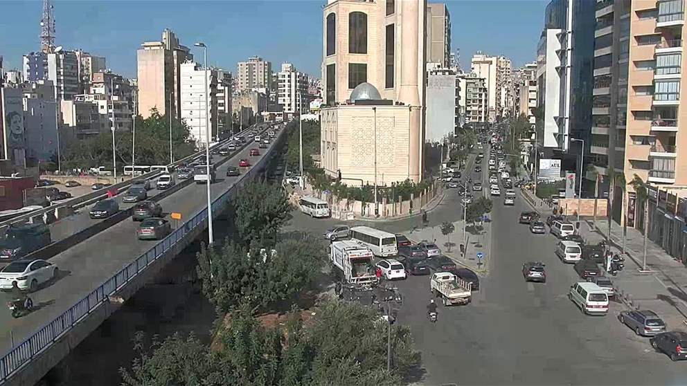 بالفيديو - إلقاء صخرة على سيارة من فوق جسر الكولا