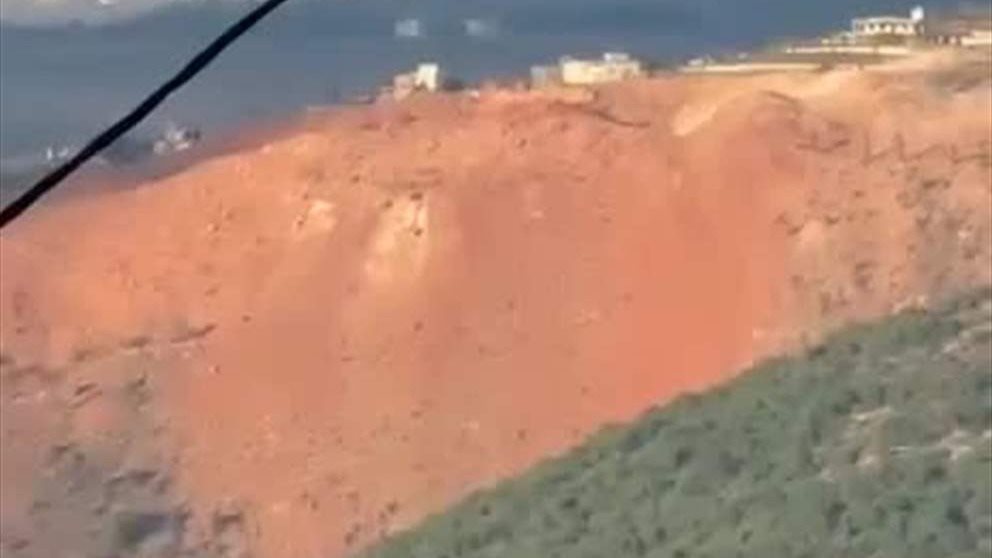 جراء التفجيرات الاسرائيلية.. انهيار جزء من جبل في الجنوب! 