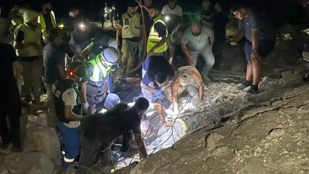 عملية رفع الأنقاض مستمرة في ميفدون قضاء النبطية (فيديو)