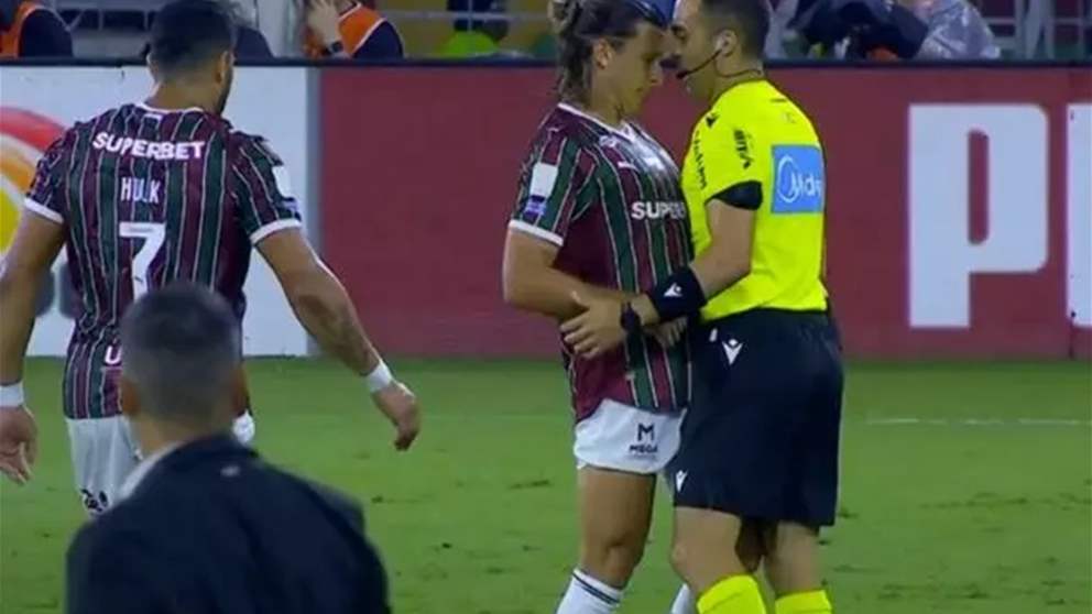 فيديو - في البرازيل.. حكم يشتبك مع لاعب