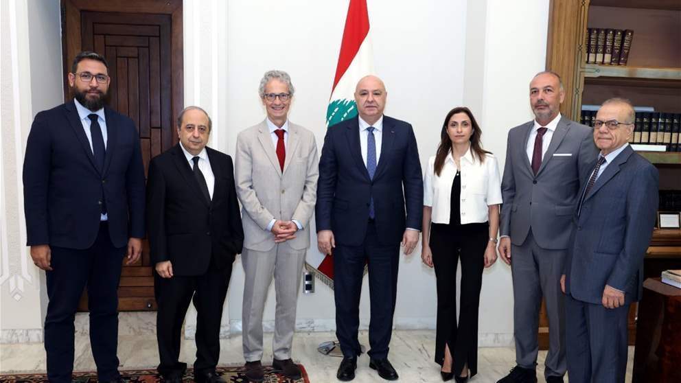 رئاسة الجمهورية: الرئيس عون عرض مع الرئيس العالمي لمنظمة الشفافية الدولية عمل المنظمة وبرامجها في لبنان والجهود التي تقوم بها في مجال مكافحة الفساد وتعزيز الحوكمة والمؤسسات