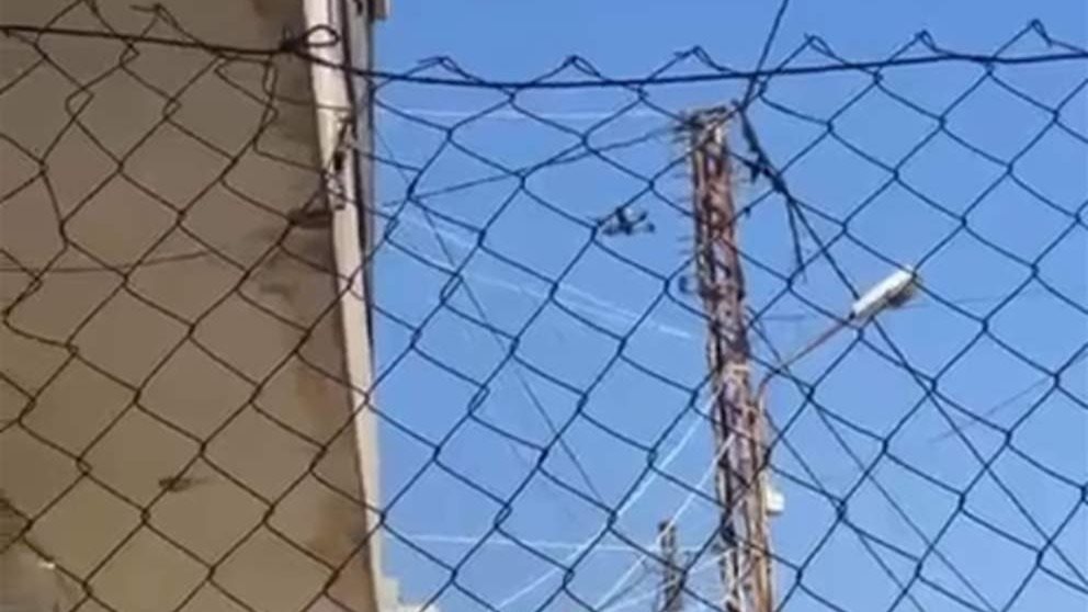 رعب وتحليق مكثف.. مسيرة تلاحق إمرأة (فيديو)