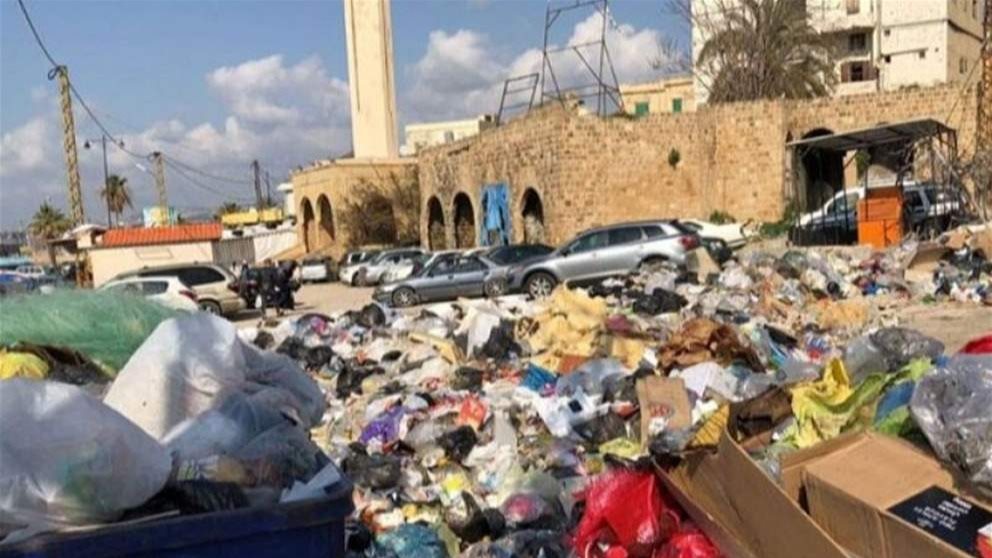 إقفال الطريق بالنفايات.. ماذا يحصل في صيدا؟ 
