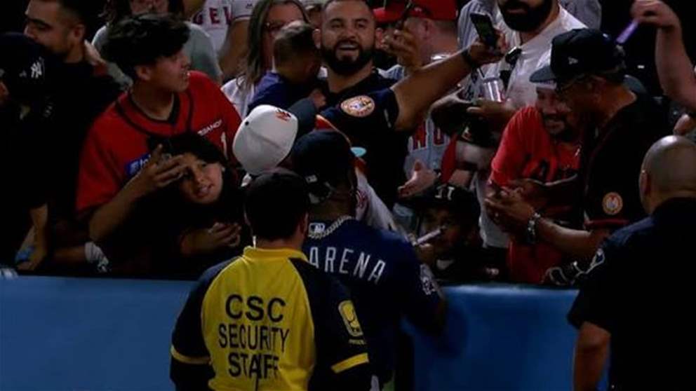 فيديو - لاعب يوقّع للجماهير أثناء المباراة