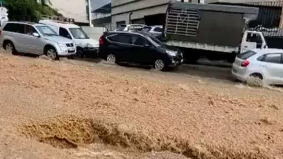 بالفيديو - سيول تغمر الشوارع في المكلّس - المتن