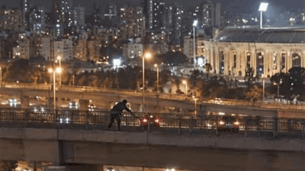 ظاهرة "رمي الحجارة" على السيارات.. توقيف الفاعل وبيان لوزير الداخلية