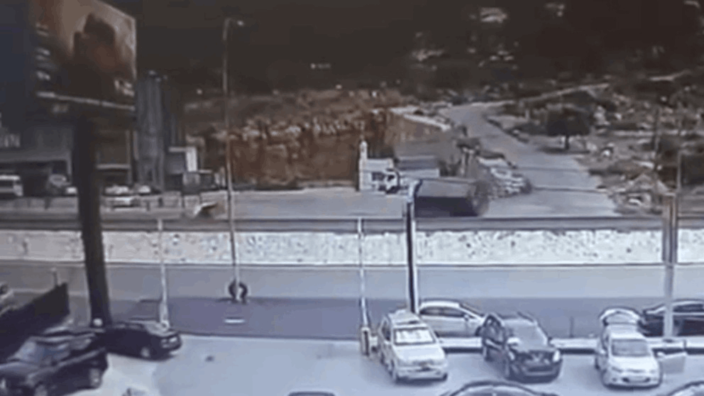 نجت بأعجوبة.. لحظة انقلاب شاحنة على سيارة ( فيديو)