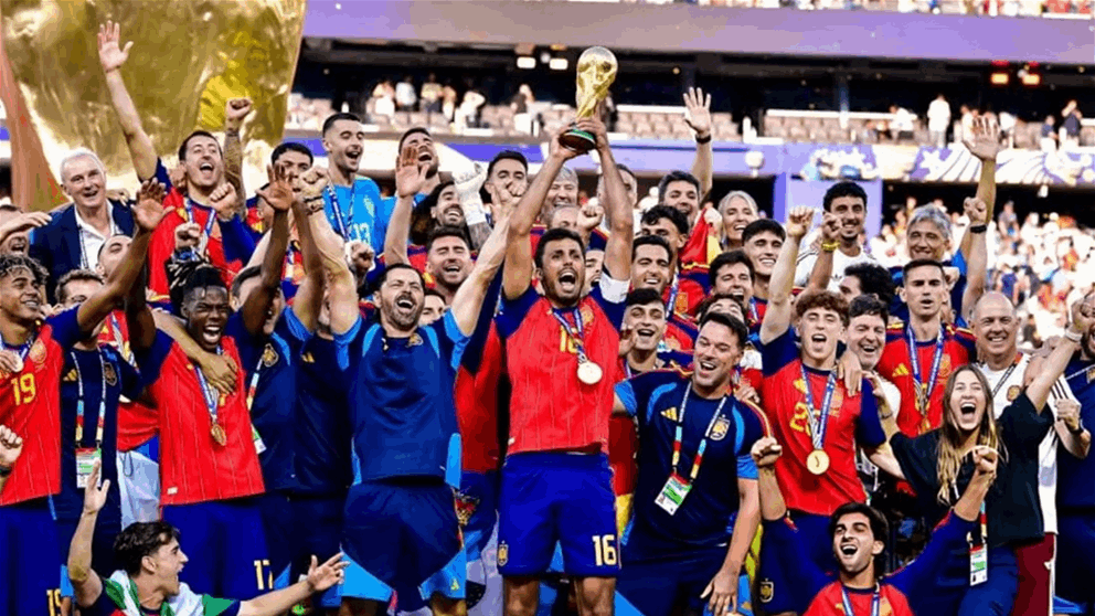 بطل إسباني يهدي مكافأته لموظّفي الاتحاد