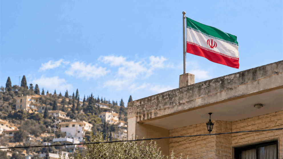 القضاء يأمر بإزالة "علم إيراني" فوق منزل بجنوب لبنان 