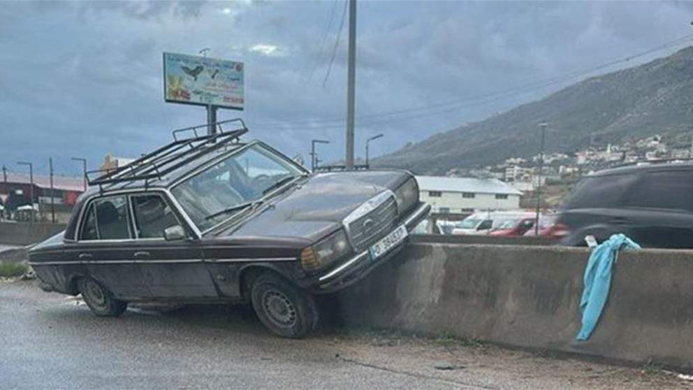 بيك آب يفقد السيطرة.. وعامل المحطة ينجو بأعجوبة! 
