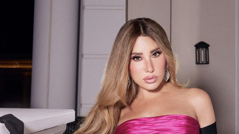 نجوى كرم تمازح الرجال خلال حفلها في دبي 