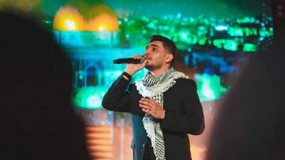محمد عساف يثير الجدل بردّه على أحد الحضور بعد طلب تحية للمخيمات الفلسطينية 