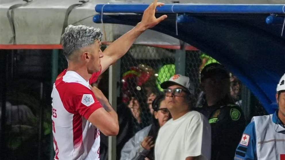 فيديو – عملة معدنيّة من المدرّجات تصيب وجه لاعب 