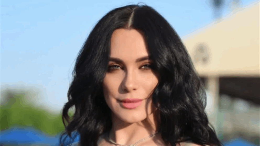 سلاف فواخرجي تستعيد صوت والدها بقصيدة كتبها لها.. وفيديو يلامس وجدانها