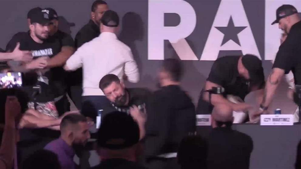 فيديو - قميص يفجّر عراكًا بين مقاتلين