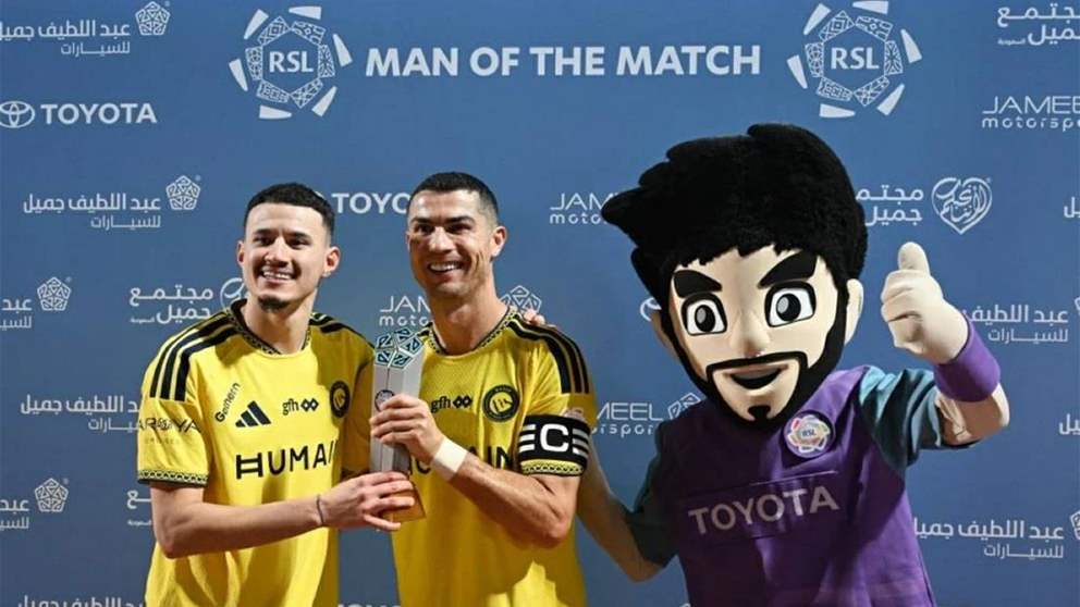 فيديو - رونالدو يتنازل عن جائزة الأفضل لزميله