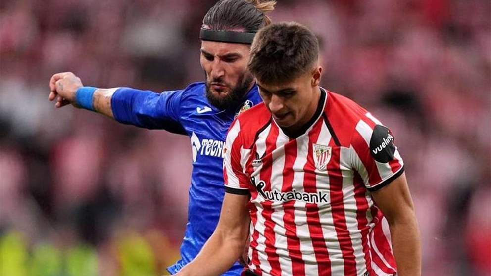 فيديو - عائلة لاعب أتلتيك بلباو تفاجئه باحتفال مؤثّر