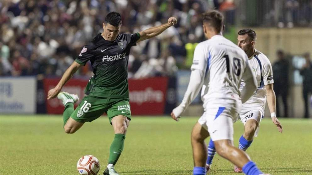 فيديو - لاعب إسباني يطلب الزواج من حبيبته وسط المباراة