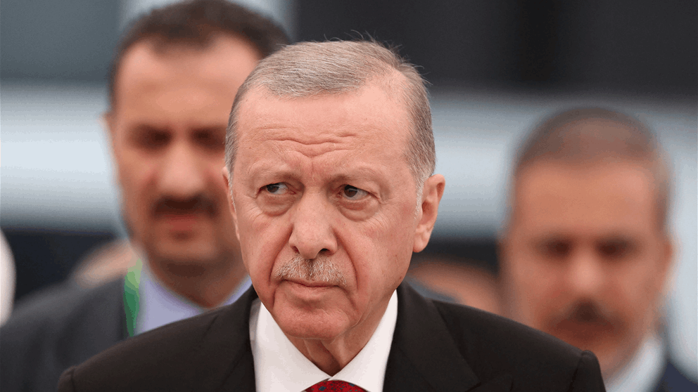 أردوغان يحاول التقاط الخبز ..  ولكن! (فيديو)
