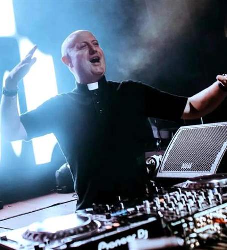 كاهن DJ في لبنان.. جدل واسع قبيل الحفلة (تقرير)