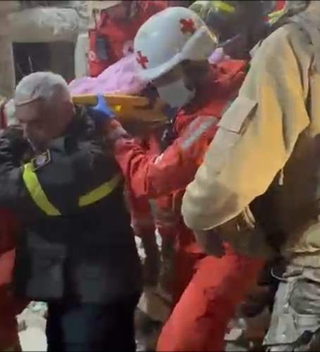 لحظة إنتشال جثة إمرأة من تحت الأنقاض في طرابلس