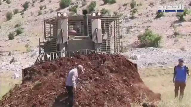 مزارع لبناني يتصدى لجرافة إسرائيلية استباحت أرضه في كفرشوبا ويوقف عملها