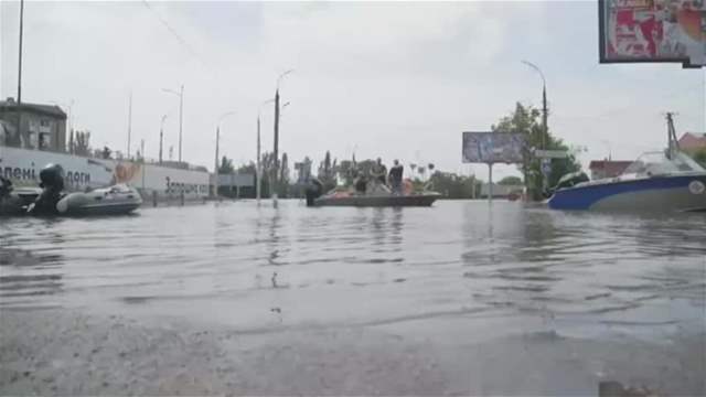 بعد يومين من تدمير سد كاخوفكا.. زيلينسكي يزور مناطق الفيضانات