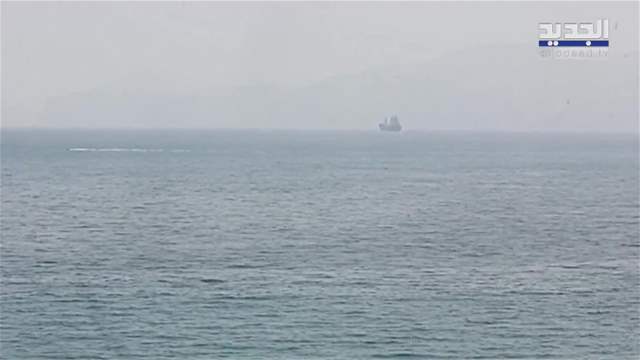 التوتر يسودُ مَضيقَ هُرمُز وطهران تعلنُ إعادةَ إغلاقِه 