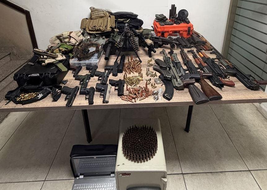 The army arrests 11 people in Bashamoun and Tripoli and seizes weapons and drugs
