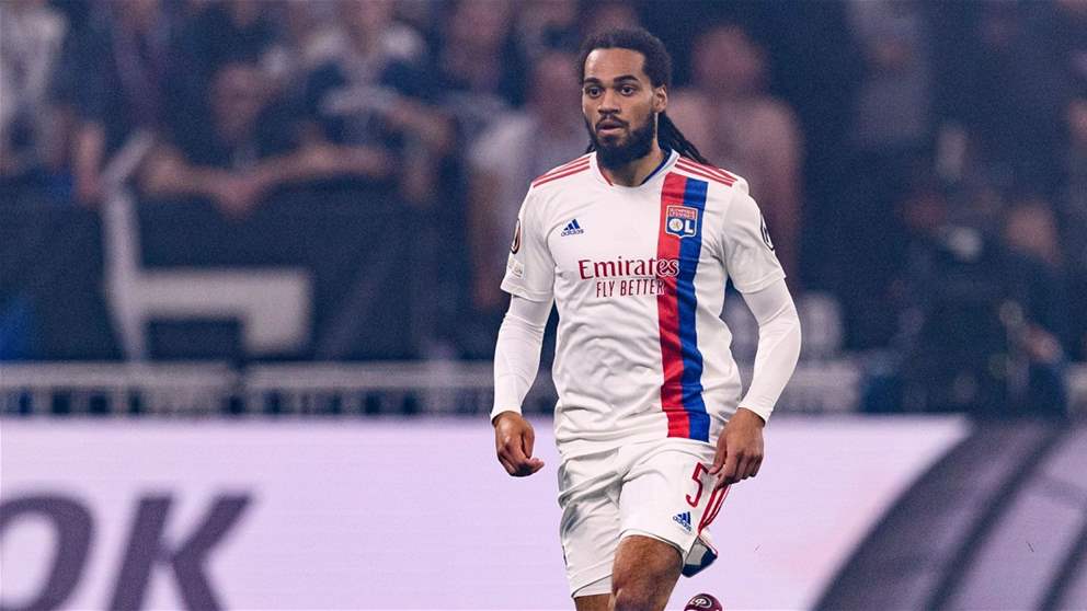 فيديو - نجم مانشستر سيتي يتجول مع نمر مقيد بالسلاسل !!